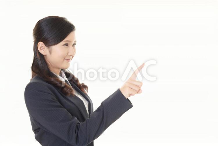 指示する笑顔のビジネスウーマン 女性,ビジネスウーマン,女の写真素材