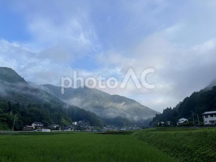 山に囲まれた田舎の田園風景 自然,草,みどりの写真素材