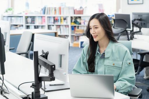 オフィスで仕事をする若い女性エンジニア オフィスで仕事をする若い女性エンジニア エンジニア,設計士,ビジネスの写真素材