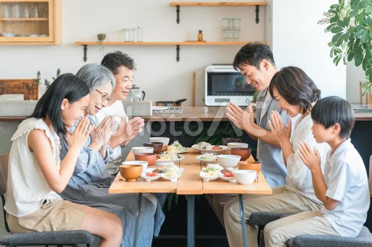 ダイニングで食事をする家族・三世代家族 家族,食事,ご飯の写真素材