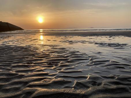 干潟の夕日 干潟の夕日 夕日,干潟,海の写真素材