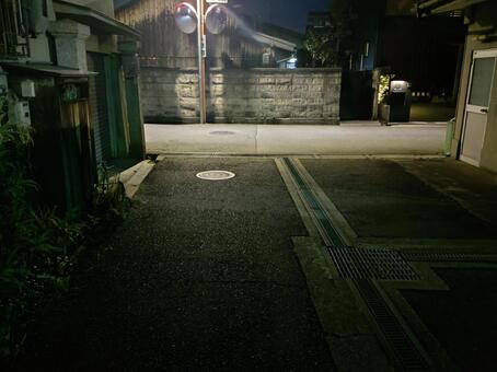 カーブミラーの夜道 路地,夜道,カーブミラーの写真素材