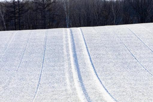 雪が模様を描く冬の畑 雪が模様を描く冬の畑の写真