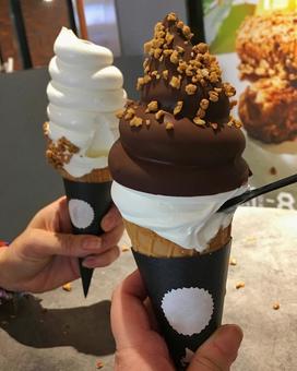 チョコとバニラのソフトクリーム チョコとバニラのソフトクリーム ソフトクリーム,アイスクリーム,チョコレートの写真素材