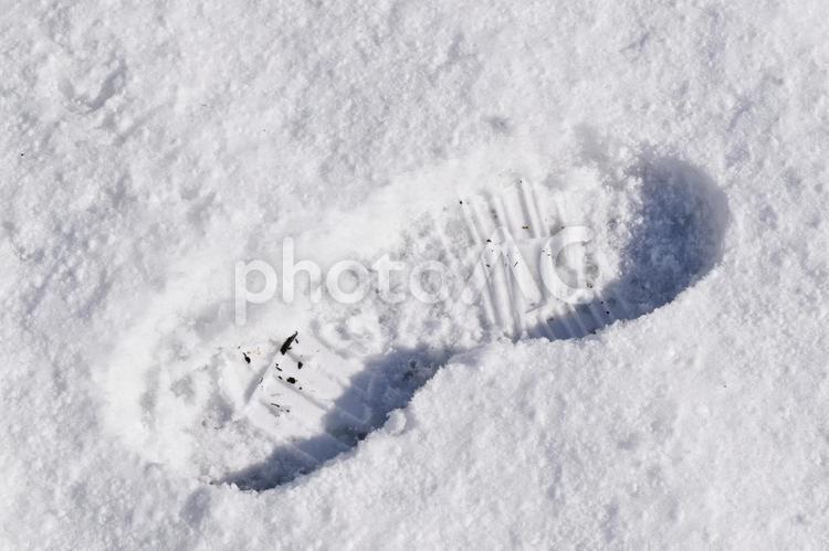 雪の上に一歩を踏み出した後の足跡 雪,足跡,ホワイトの写真素材
