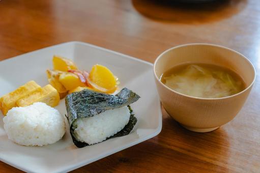 おにぎりの和朝食 朝食,和食,おにぎりの写真素材