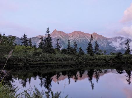 鏡池から槍ヶ岳を望む（夕方） アルプス,山,鏡池の写真素材