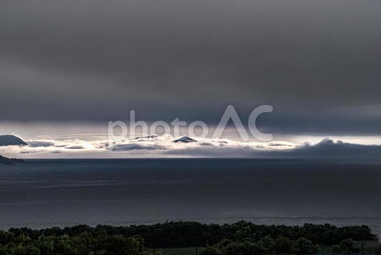 ＜五島＞霧と雨雲が立ちこめる海と島の風景 海,朝,霧の写真素材