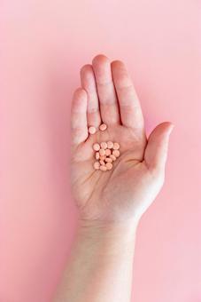 錠剤を乗せた手 錠剤,手,手のみの写真素材
