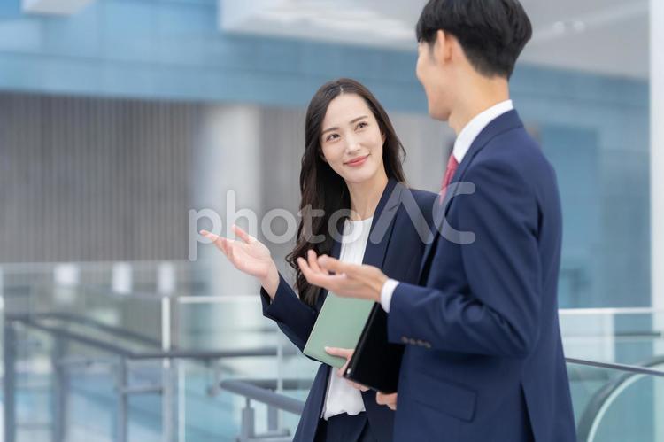 オフィスで会議をする男女のビジネスマン ビジネス,オフィス,ビジネスマンの写真素材