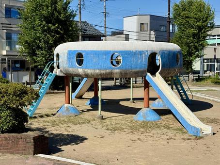UFO型の公園の遊具 UFO型の公園の遊具の写真