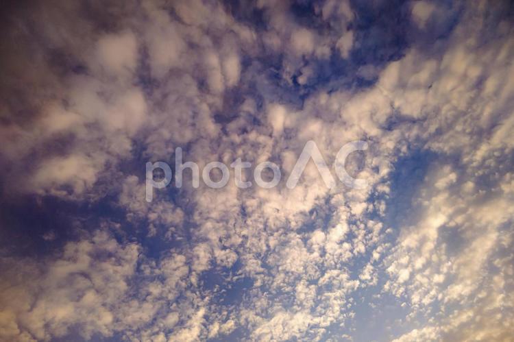 白い雲と青い空の背景素材 空,青空,雲の写真素材