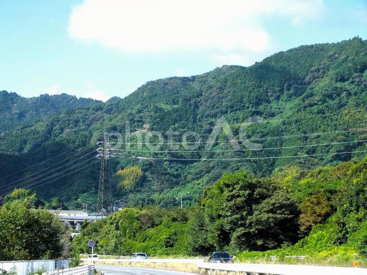 自然あふれる環境　高速道路と一般道 山,山並み,緑の写真素材