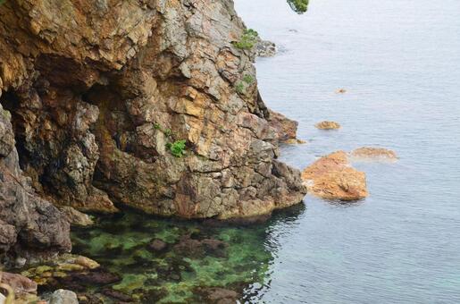 透明度の高い海と荒々しい岩場の風景 海,岩,岩場の写真素材