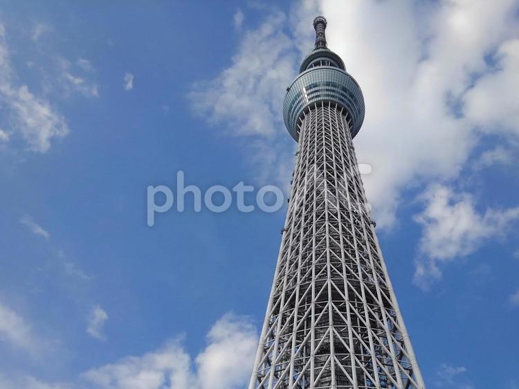 青い空と白い雲ととうきょうスカイツリー とうきょうスカイツリー,青空,白い雲の写真素材
