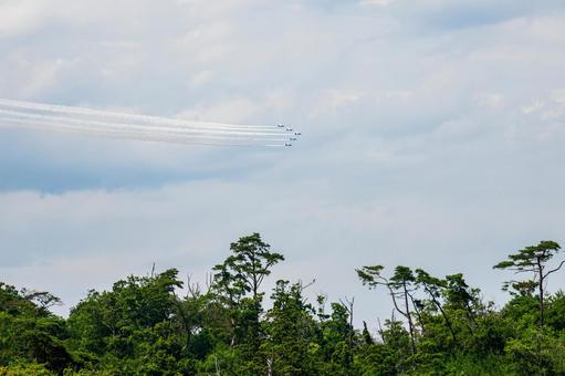 ブルーインパルス展示飛行(29) ブルーインパルス,展示飛行,松島湾上空の写真素材