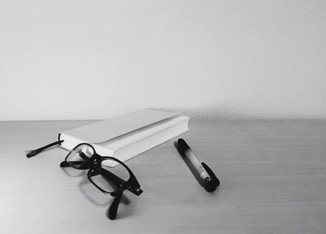 読みかけの本(4)-ひと息の時間- 本,book,ブックの写真素材