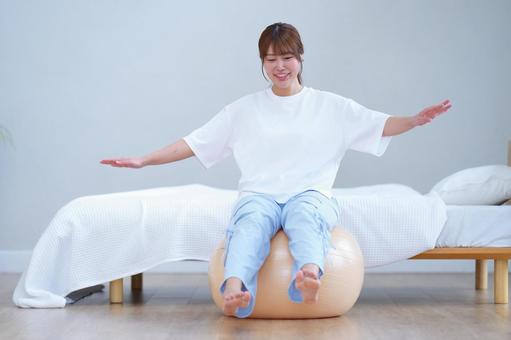 バランスボールに座り手を広げる女性 女性,バランスボール,座るの写真素材