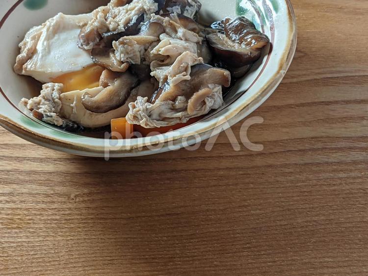 落とし卵の煮物 卵,煮物,人参の写真素材