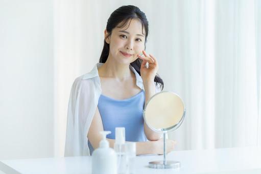 スキンケアをする女性 スキンケアをする女性 美容,ビューティー,女性の写真素材
