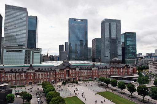 東京駅丸の内駅舎と八重洲の高層ビル群 東京駅丸の内駅舎と八重洲の高層ビル群の写真