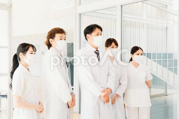 マスクをした白衣姿の男女（5人） 医者,マスク,病院の写真素材