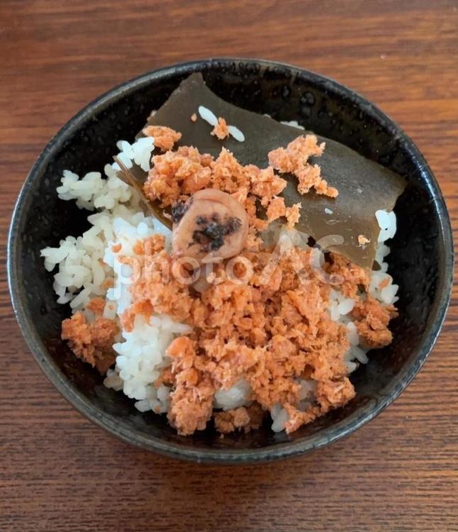 昆布ご飯に鮭フレークとかつお梅の茶碗飯 茶碗飯,ご飯,鮭フレークの写真素材
