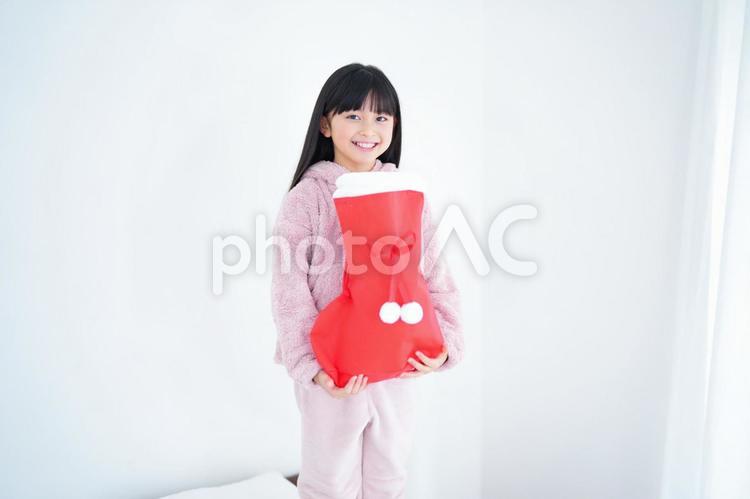 靴下を持ってカメラ目線の女性 女の子,小学生,カメラ目線の写真素材