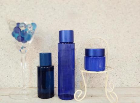 青いボトルのスキンケアコスメ コスメ,化粧品,ボトルの写真素材