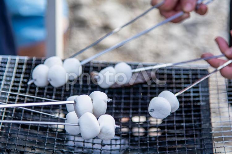 外でのバーベキューでマシュマロを焼く バーベキュー,bbq,キャンプの写真素材