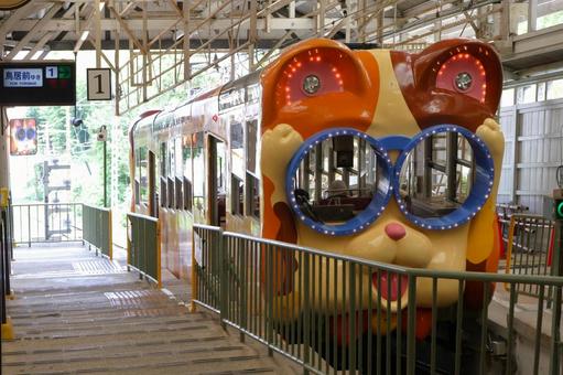 宝山寺駅に停車中のケーブルカー「ミケ」 宝山寺駅に停車中のケーブルカー「ミケ」の写真
