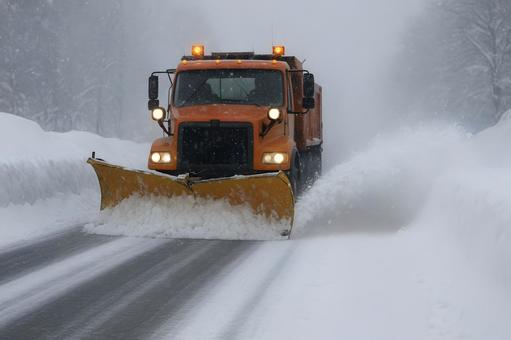 豪雪路の除雪車 豪雪路の除雪車の写真