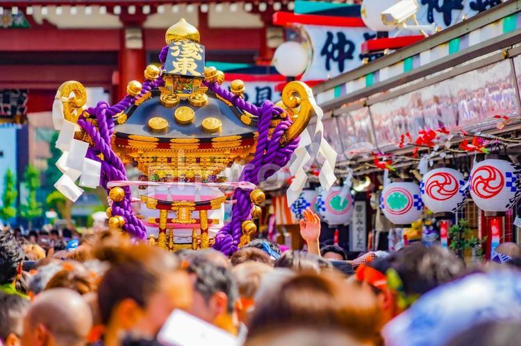 賑わう通りの神輿（三社祭） 神輿,賑わい,通りの写真素材