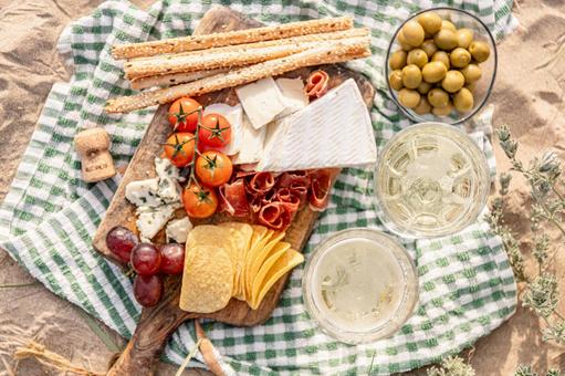 チーズなどのおつまみとシャンパン ぶどう,フルーツ,カマンベールの写真素材