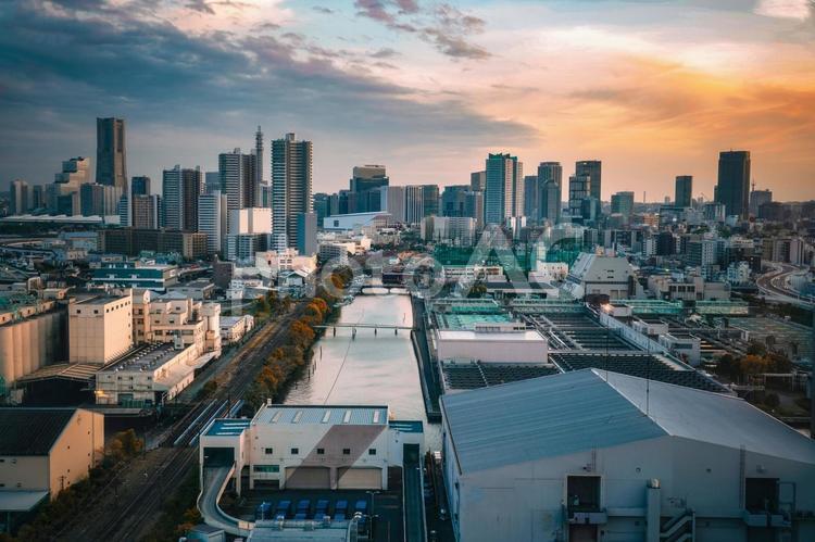 川沿いの都会と夕焼け 横浜,神奈川区,川の写真素材