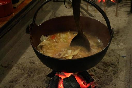 囲炉裏で鍋① 囲炉裏で鍋①の写真