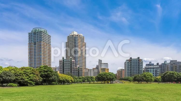 初夏の幕張海浜公園とマンション マンション,タワマン,高層マンションの写真素材