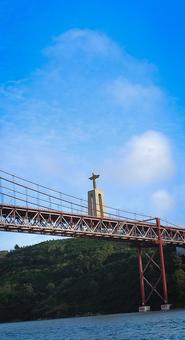 リスボンの橋とキリスト像の風景 リスボンの橋とキリスト像の風景の写真