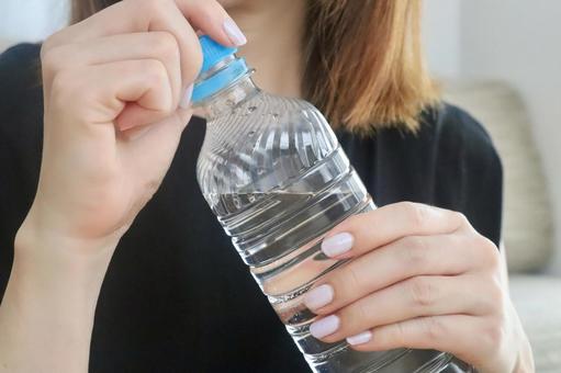 ペットボトルを持つ女性 ペットボトルを持つ女性 女性,水分補給,熱中症対策の写真素材