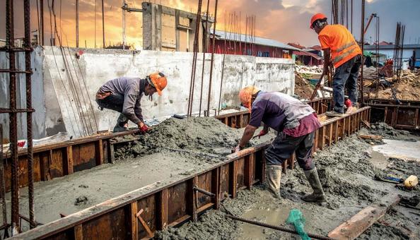 建設現場で働く技能実習生 建設現場で働く技能実習生の写真