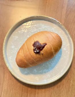 塩パンあんこ入り【上】 塩パンあんこ入り【上】の写真
