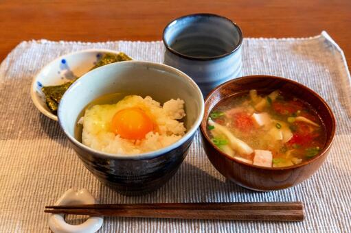 焼海苔と玉子かけご飯と洋風味噌汁の朝食 朝食,たまごかけご飯,洋風味噌汁の写真素材