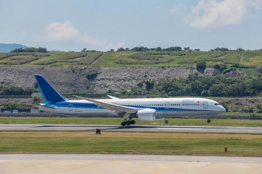 澄んだ夏の日の長崎空港滑走路 澄んだ夏の日の長崎空港滑走路の写真