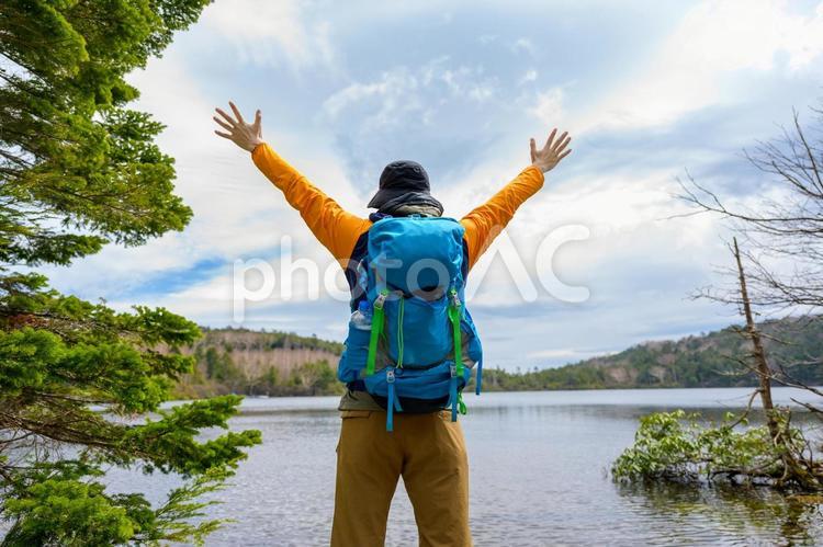登山で喜ぶ男性の後ろ姿 登山,登山客,男性の写真素材
