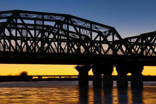 冬の朝 冬の朝 magichour,beforesunrise,railwaybridgeの写真素材
