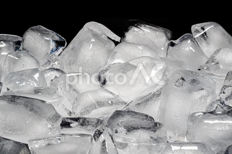 黒背景の製氷機の氷 氷,アイスブロック,ブロックアイスの写真素材