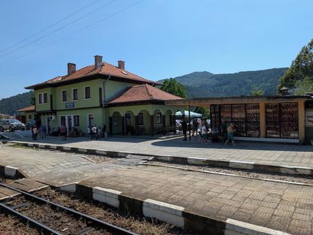 ヤコルダ駅 ヤコルダ駅 ヤコルダ駅,車窓,狭軌鉄道の写真素材