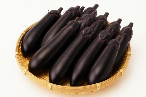 竹かごに入ったたくさんのナス(白背景) 竹かごに入ったたくさんのナス(白背景)の写真