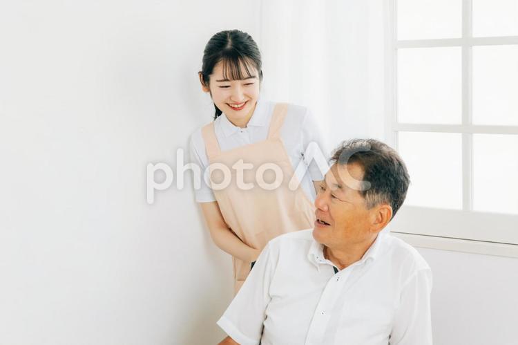 介護士と高齢者男性 高齢者,介護,老人ホームの写真素材