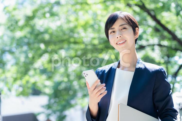 オフィス街で働く若いビジネスウーマン ビジネス,女性,ビジネスウーマンの写真素材